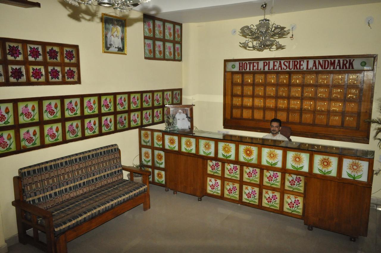 Hotel Pleasure Landmark Ujjain Extérieur photo