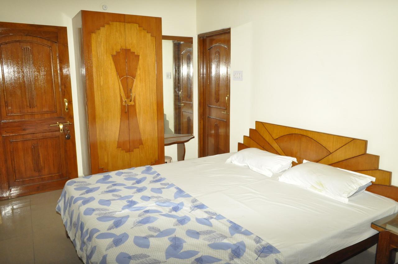 Hotel Pleasure Landmark Ujjain Extérieur photo