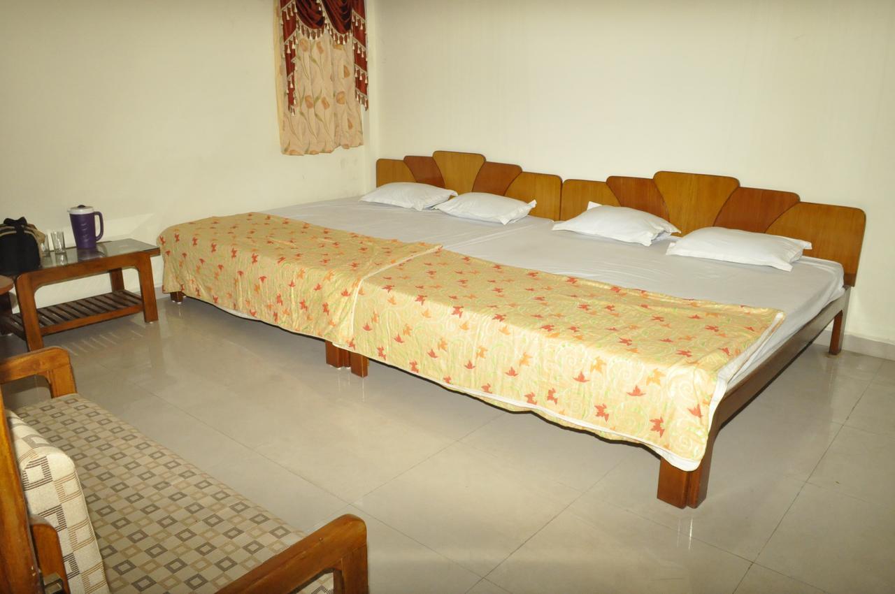 Hotel Pleasure Landmark Ujjain Extérieur photo